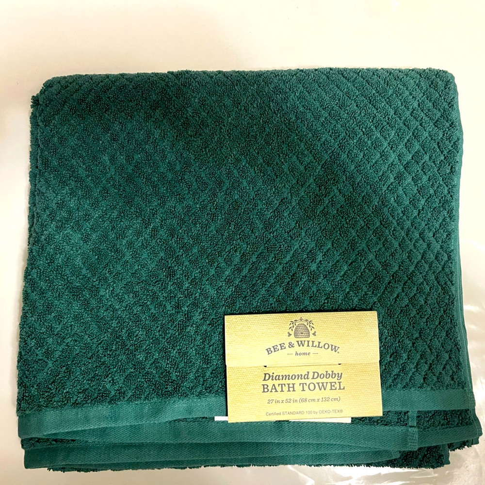 NWT- bee & willow diamond dobby bath towel - green-100% cotton